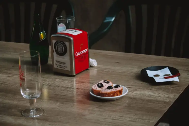 Probamos la cerveza con aceite de oliva de Extremadura: una rareza amarga que no deja indiferente