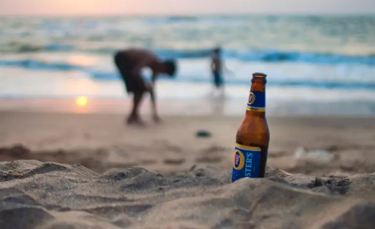 Cerveza, calor y deshidratación: el peligro de beber en la playa según la ciencia