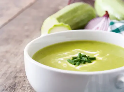La crema de calabacín con menta es el plato de cuchara más refrescante de julio (La crema fría de calabacín con menta, típica de la cocina mediterránea, se sirve con un chorrito de aceite y piñones tostados; ideal para las noches calurosas sin pasar por la cocina) La crema de calabacín con menta es el plato de cuchara más refrescante de julio (La crema fría de calabacín con menta, típica de la cocina mediterránea, se sirve con un chorrito de aceite y piñones tostados; ideal para las noches calurosas sin pasar por la cocina)
