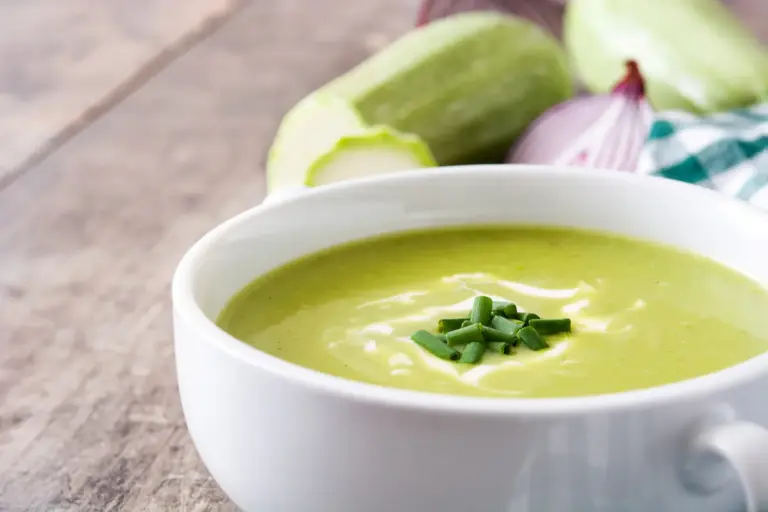 La crema de calabacín con menta es el plato de cuchara más refrescante de julio