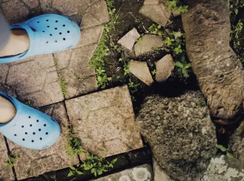 crocs-malos-para-caminar-podologo-portada crocs malos para caminar