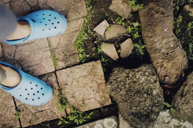 Las crocs son malos para caminar: el podólogo Manu Vidal las desmonta y dice 'son una basura'