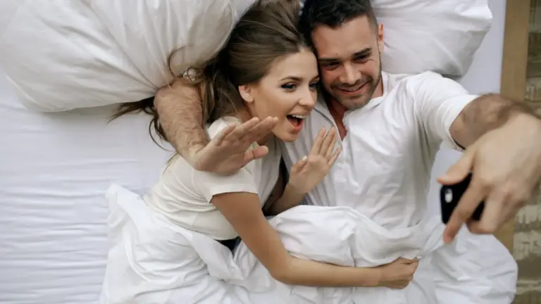 Decir buenos días antes del móvil: el sencillo hábito que transforma tu relación