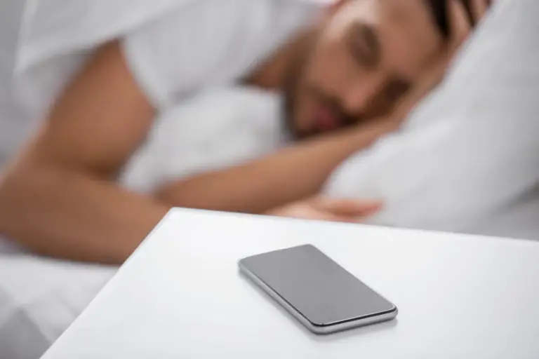 Dormir con móvil en la cama te arruina el descanso: 5 razones para dejarlo fuera