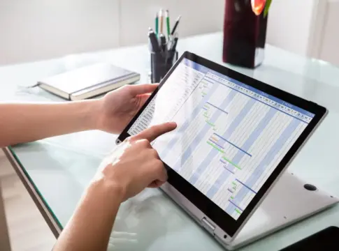 empresario-analizando-el-diagrama-de-gantt-en-el-portatil