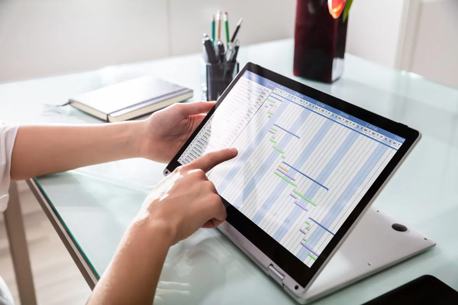 empresario-analizando-el-diagrama-de-gantt-en-el-portatil