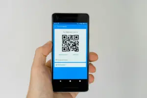 INCIBE advierte de falsas multas de la DGT con código QR colocadas en coches de Málaga