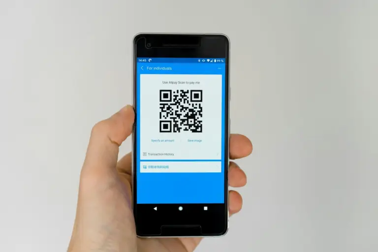 INCIBE advierte de falsas multas de la DGT con código QR colocadas en coches de Málaga