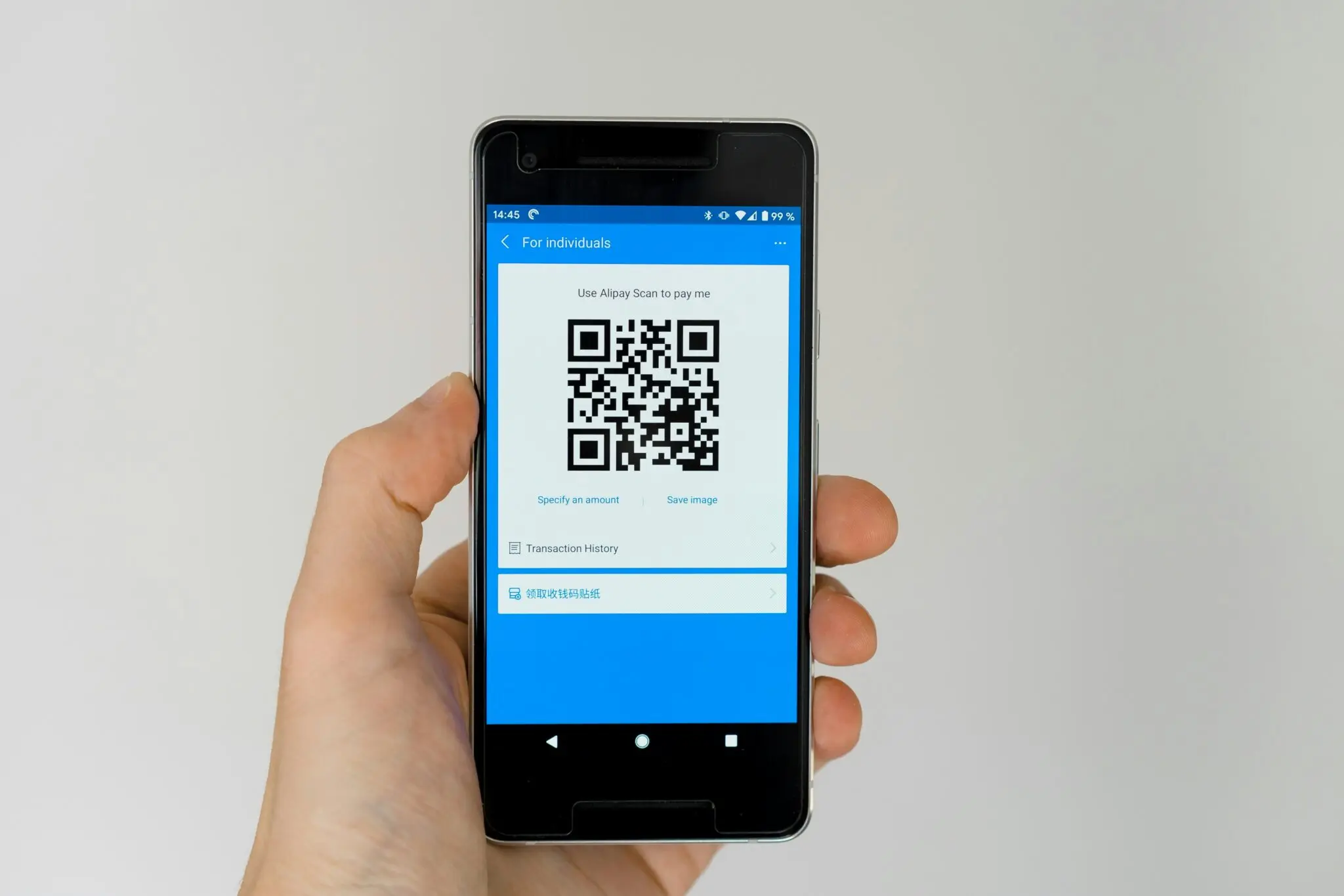 La OCU alerta sobre la estafa del 'QRishing' en coches: cómo evitar que te vacíen la cuenta 1 código QR fraude