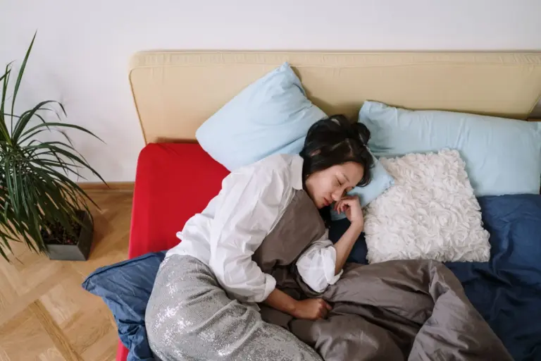 Ponte las gafas rojas para dormir: el truco que engaña a tu cerebro y mejora tu sueño