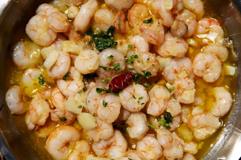 El chef José Andrés defiende la esencia de las gambas al ajillo: el aceite para mojar pan
