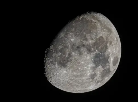 Este 'satélite' imposible desafía todo lo que sabíamos sobre lunas y planetas Este 'satélite' imposible desafía todo lo que sabíamos sobre lunas y planetas