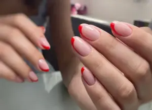 La manicura de rayas que será la favorita del verano 2026 (y cómo llevarla)