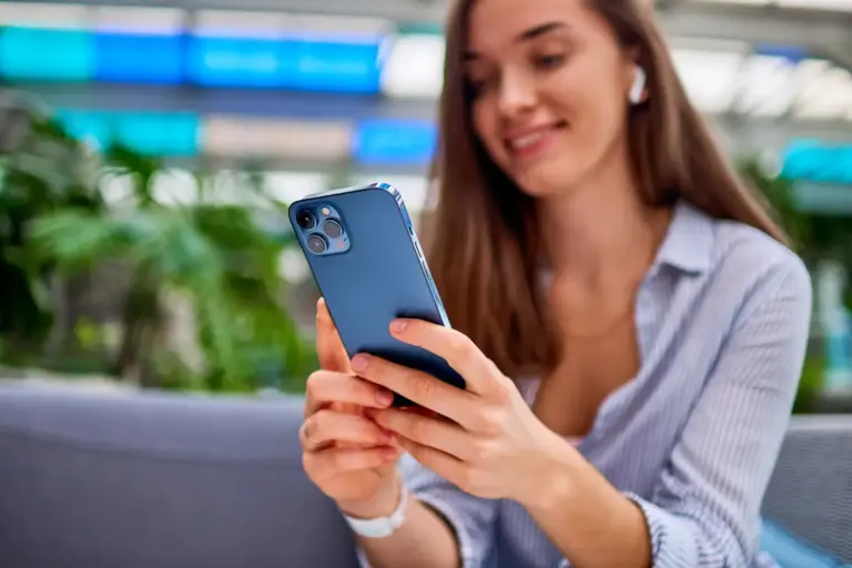 Poner el móvil en blanco y negro: el truco con respaldo científico para desengancharte de las redes sociales