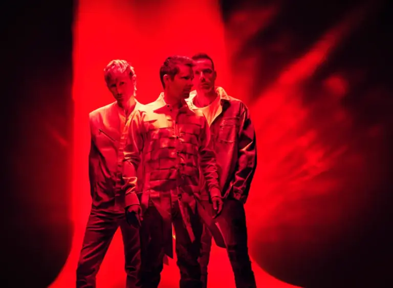 Muse lanza 'Nightshift Superstar': el himno discopop que bebe de Daft Punk y Justice