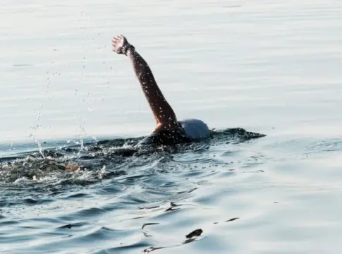 natación Una persona nadando