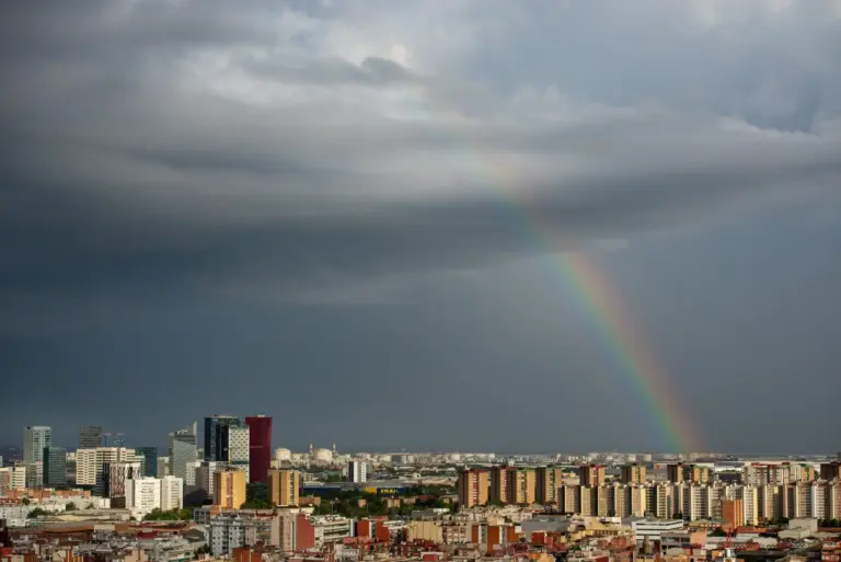 Cataluña tiene alerta roja por calor extremo y lluvias inminentes tras el día más caluroso