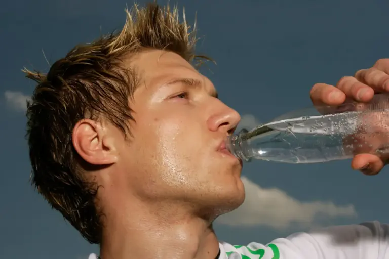 Las claves de Sanidad para protegerse de la tercera ola de calor: hidratación y no dejar a nadie en el coche