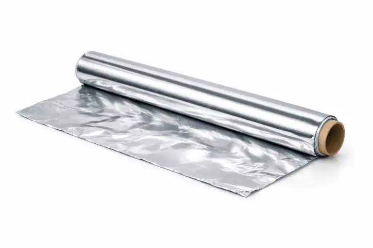 El truco del papel de aluminio para limpiar sartenes quemadas por fuera (y el error que las estropea)