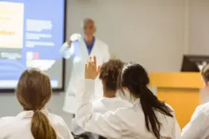 Sanidad aprueba 9.676 plazas para MIR 2027, un 4,3% más para paliar la falta de médicos
