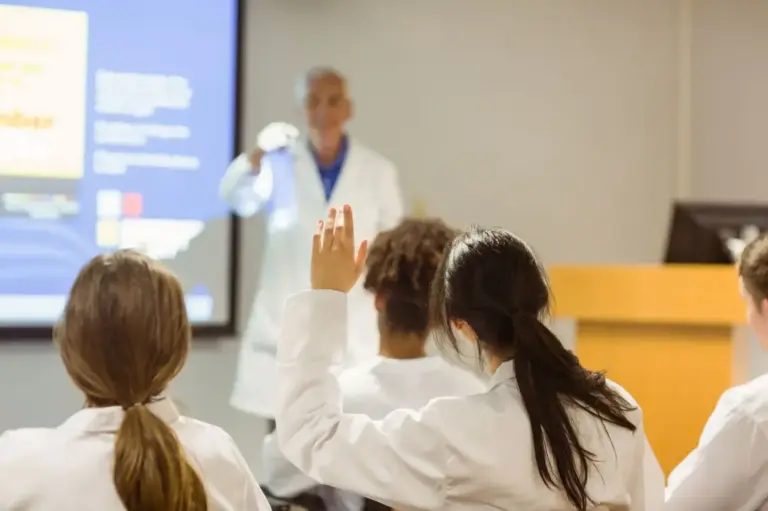 Sanidad aprueba 9.676 plazas para MIR 2027, un 4,3% más para paliar la falta de médicos