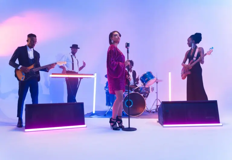 Poppy no pudo cantar en su propio concierto: la banda tocó una hora sin ella por el humo