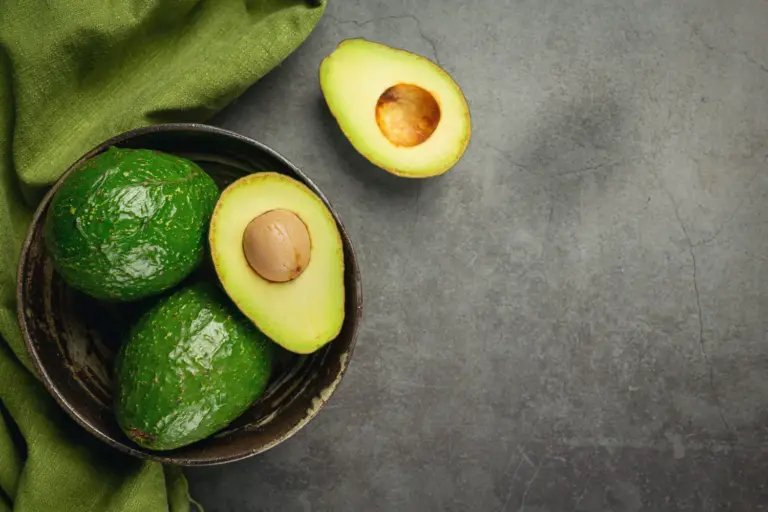 Antes de tirar la cáscara de aguacate: 3 usos que sí funcionan y lo que debes evitar