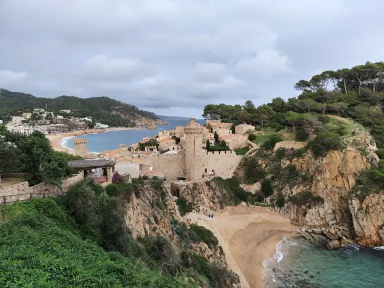 Ni Cadaqués ni Tossa: el pueblo de la Costa Brava perfecto para una escapada de julio