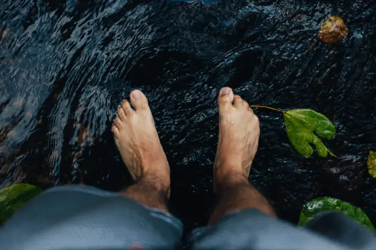El mejor remedio para pies cansados por el calor: agua y menta en 10 minutos