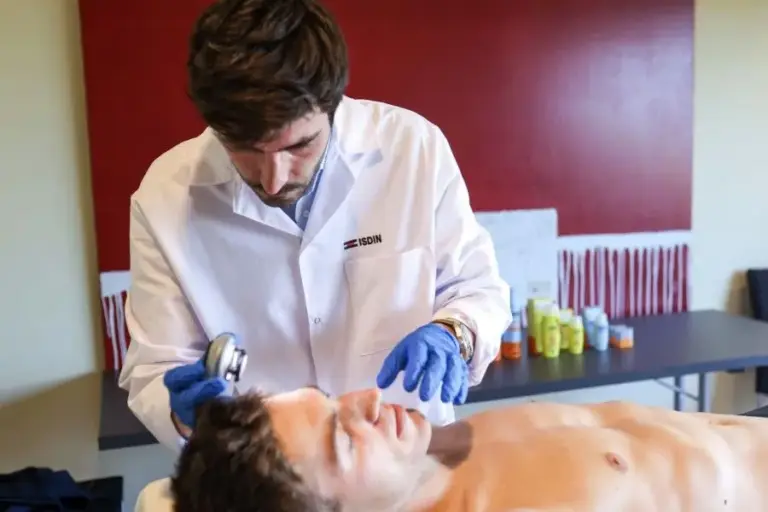 ISDIN realiza revisiones dermatológicas a los ciclistas del Movistar Team en el Tour para prevenir el cáncer de piel