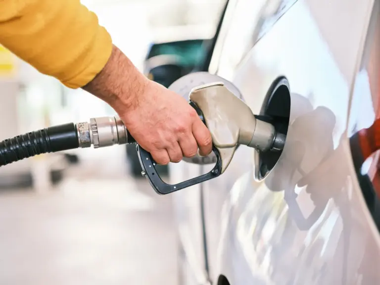 Subida gasolina agosto: el descuento baja a 10 céntimos desde el 1 de agosto y llenar el depósito cuesta 3 euros más