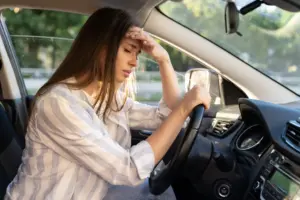 Más ataques y más intensos: la razón médica detrás del aumento de migrañas este verano