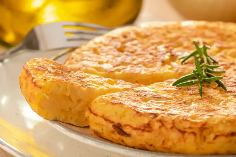La receta de tortilla de patatas de Adora: lleva pimiento, cebolleta, jamón y arrasa en TikTok