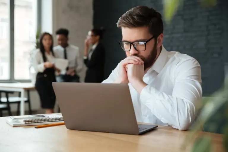 Derecho a la intimidad en el trabajo: lo que tu jefe no puede hacer según la ley
