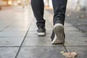 Si caminas así a los 45 años, tu cerebro está envejeciendo más rápido de lo que crees