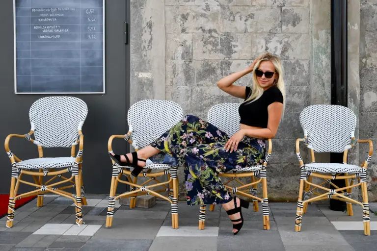 Mango rebaja sus pantalones largos más frescos y elegantes para verano desde 19,99 €