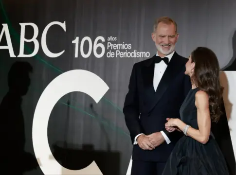 La prensa internacional analiza el debatido lenguaje no verbal de Felipe VI y Letizia en su última aparición juntos | Fuente: Casa de S.M el Rey ¿Qué ocultan? La prensa internacional analiza el debatido lenguaje no verbal de Felipe VI y Letizia en su última aparición juntos
