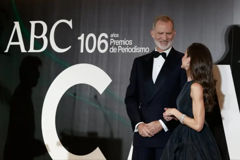 ¿Qué ocultan? La prensa internacional analiza el debatido lenguaje no verbal de Felipe VI y Letizia en su última aparición juntos