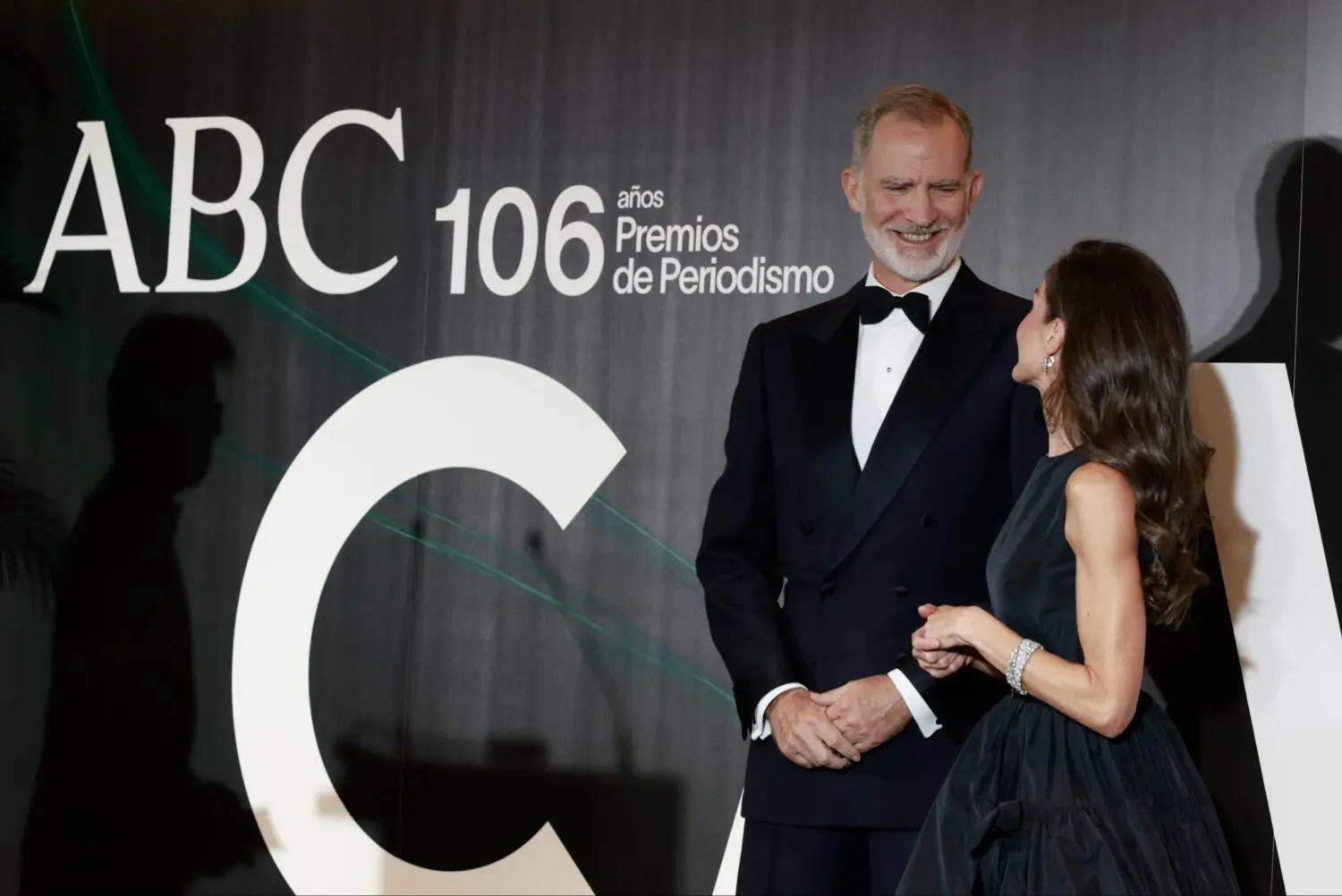 La prensa internacional analiza el debatido lenguaje no verbal de Felipe VI y Letizia en su última aparición juntos | Fuente: Casa de S.M el Rey ¿Qué ocultan? La prensa internacional analiza el debatido lenguaje no verbal de Felipe VI y Letizia en su última aparición juntos
