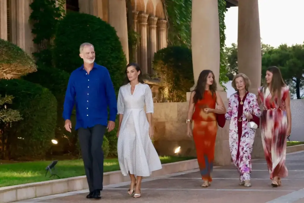 Felipe VI y Letizia se escapan a este paradisíaco país para sus vacaciones privadas 1 Felipe VI podría reunirse con Letizia y sus hijas en Grecia