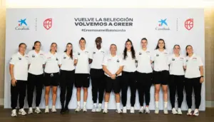 CaixaBank acompaña a la nueva Selección Femenina de baloncesto y les entrega la camiseta oficial del Mundial