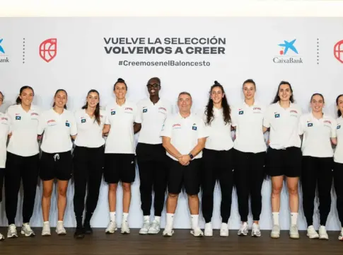 CaixaBank acompaña a la nueva Selección Femenina de baloncesto y les entrega la camiseta oficial del Mundial CaixaBank acompaña a la nueva Selección Femenina de baloncesto y les entrega la camiseta oficial del Mundial