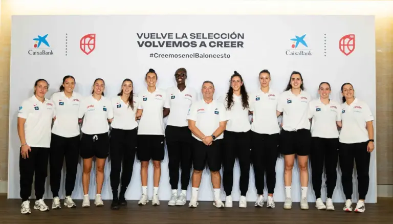 CaixaBank acompaña a la nueva Selección Femenina de baloncesto y les entrega la camiseta oficial del Mundial