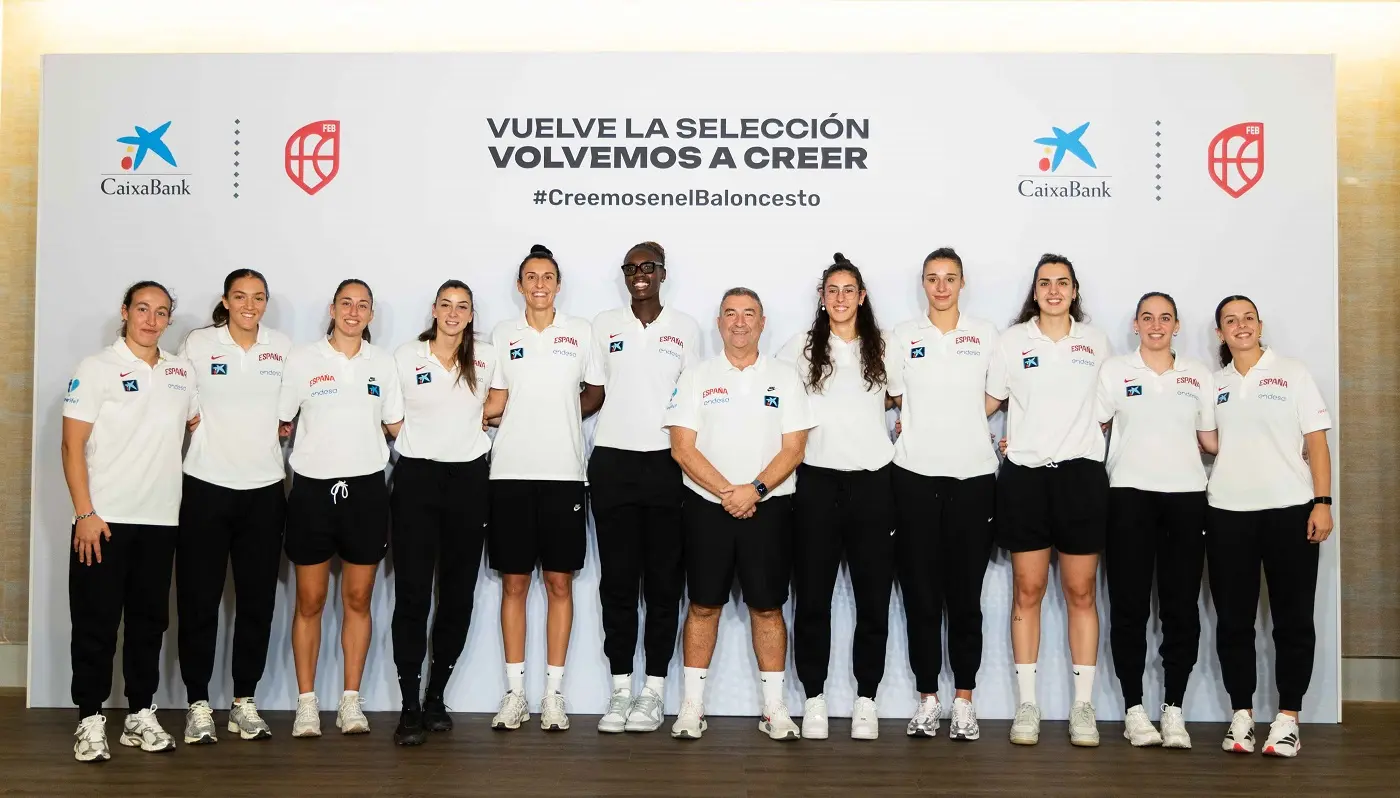 CaixaBank acompaña a la nueva Selección Femenina de baloncesto y les entrega la camiseta oficial del Mundial CaixaBank acompaña a la nueva Selección Femenina de baloncesto y les entrega la camiseta oficial del Mundial