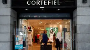 Fachada de tienda Cortefiel