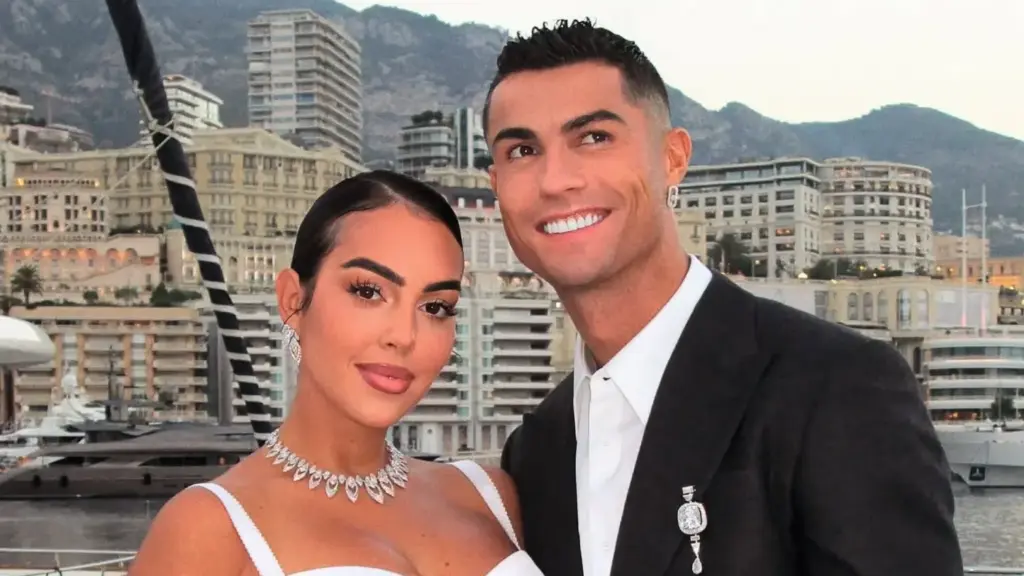 Cristiano Ronaldo revienta las redes con la primera foto de su boda secreta con Georgina Rodríguez 3 Cristiano Ronaldo y Georgina Rodríguez consiguieron despistar