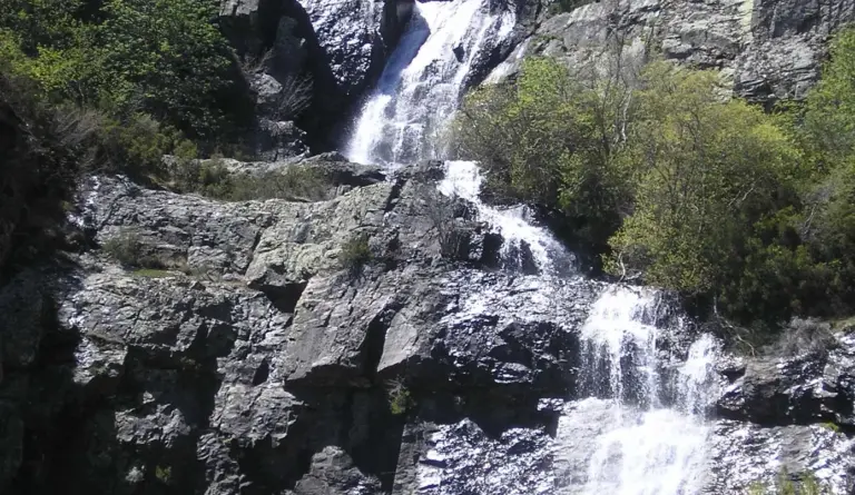 La cascada de Guadalajara a noventa minutos de Madrid perfecta para una ruta entre sombras