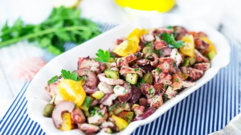 La receta rápida de ensaladilla con pulpo para resolver la cena en menos de diez minutos