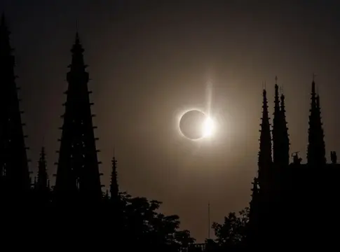 El eclipse solar que convirtió el día en noche: España se apagó por más de un minuto - RTVE El eclipse solar que convirtió el día en noche: España se apagó por más de un minuto