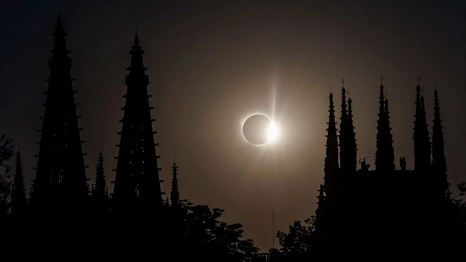 El eclipse solar que convirtió el día en noche: España se apagó por más de un minuto - RTVE El eclipse solar que convirtió el día en noche: España se apagó por más de un minuto